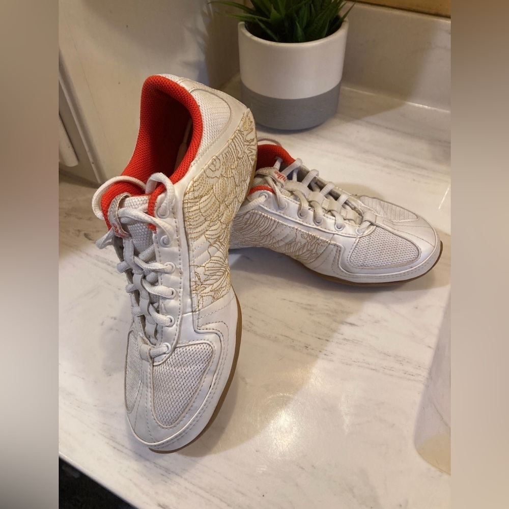 NIKE Musique Sneakers, Women’s Size 6.5